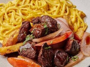 Tallarín a la Huancaína c/ Lomo Saltado