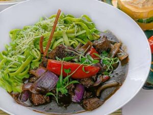 Tallarín Verde c/ Lomo Saltado